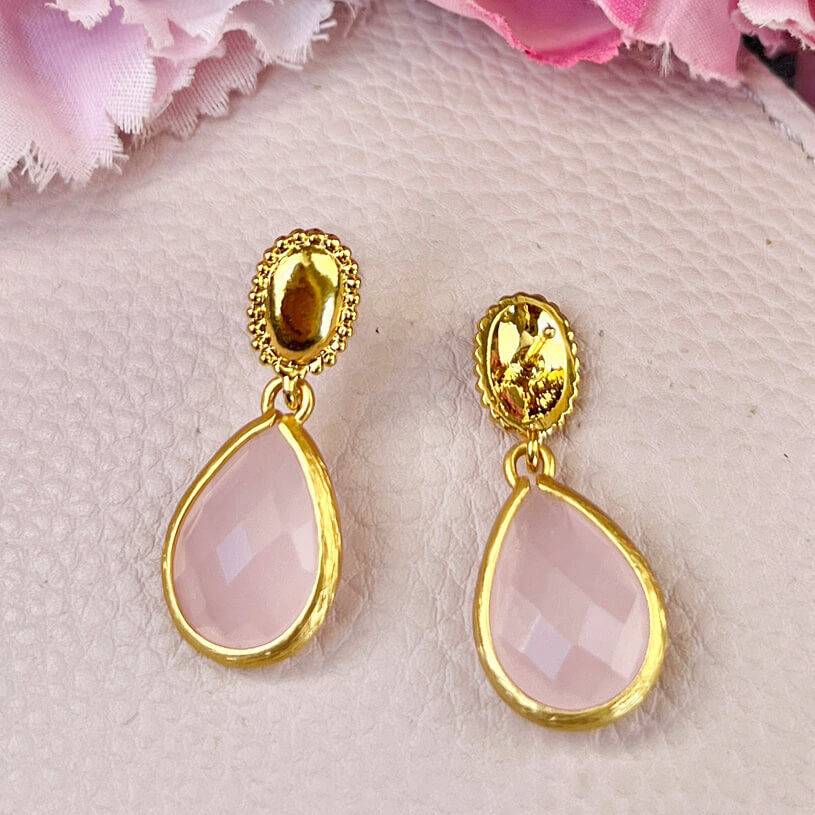 SchwesterSchwester Eleganter Vergoldeter Ohrstecker Mit Kleinem Tropfen In Zartrosa