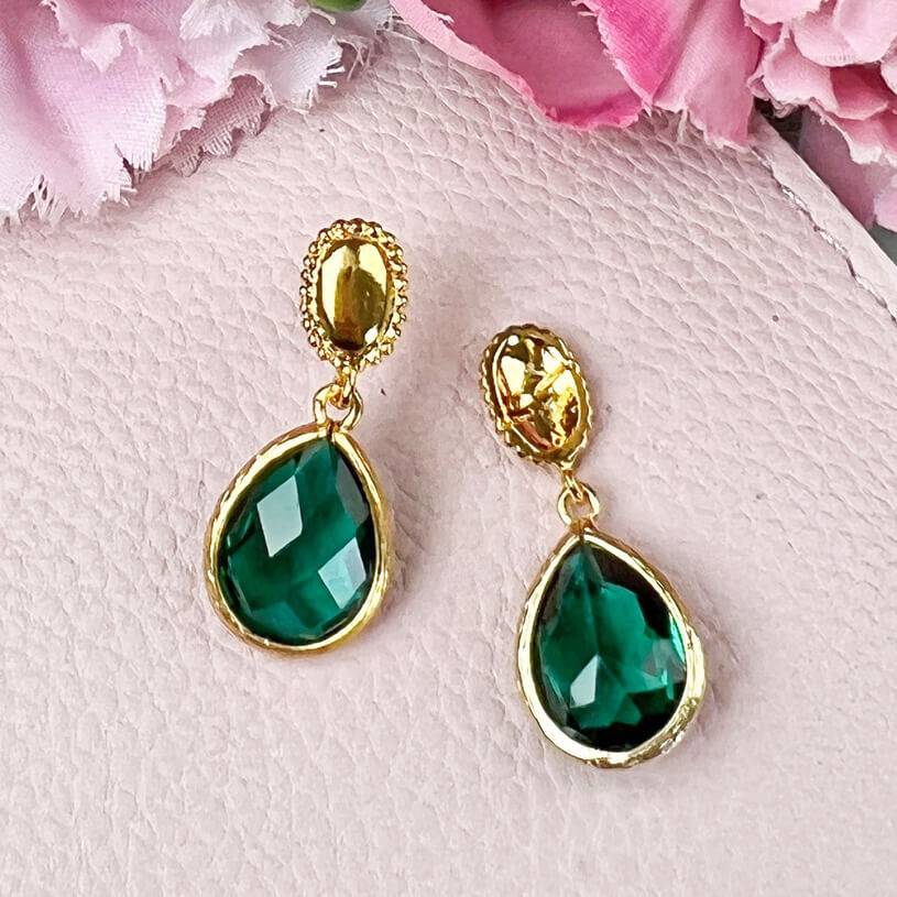 SchwesterSchwester Eleganter Vergoldeter Ohrstecker Mit Kleinem Tropfen In Dunkelgrün