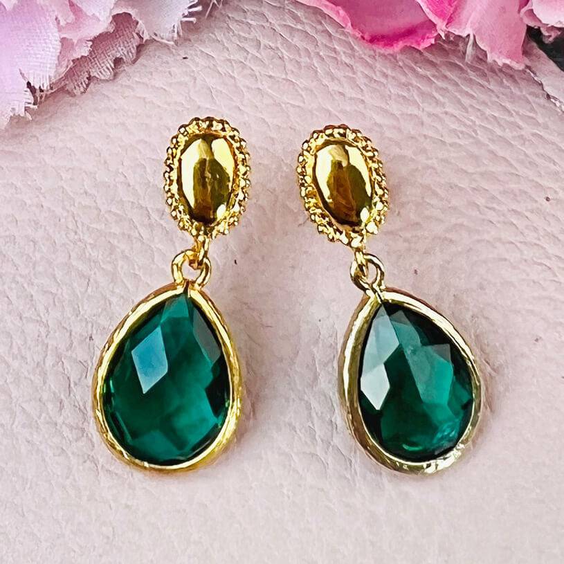 SchwesterSchwester Eleganter vergoldeter Ohrstecker mit kleinem Tropfen in Dunkelgrün