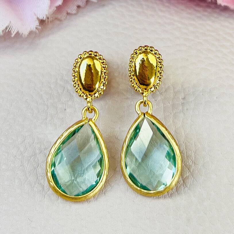 SchwesterSchwester Eleganter vergoldeter Ohrstecker mit kleinem Tropfen in Lindgrün