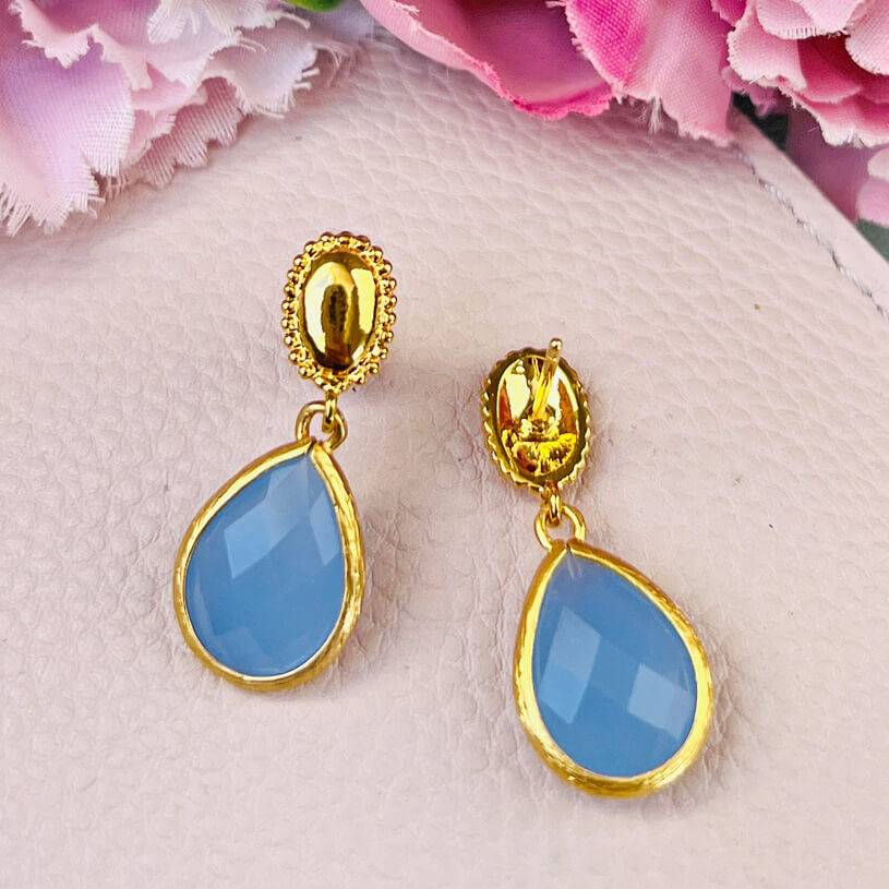 SchwesterSchwester Eleganter Vergoldeter Ohrstecker Mit Kleinem Tropfen In Zartblau