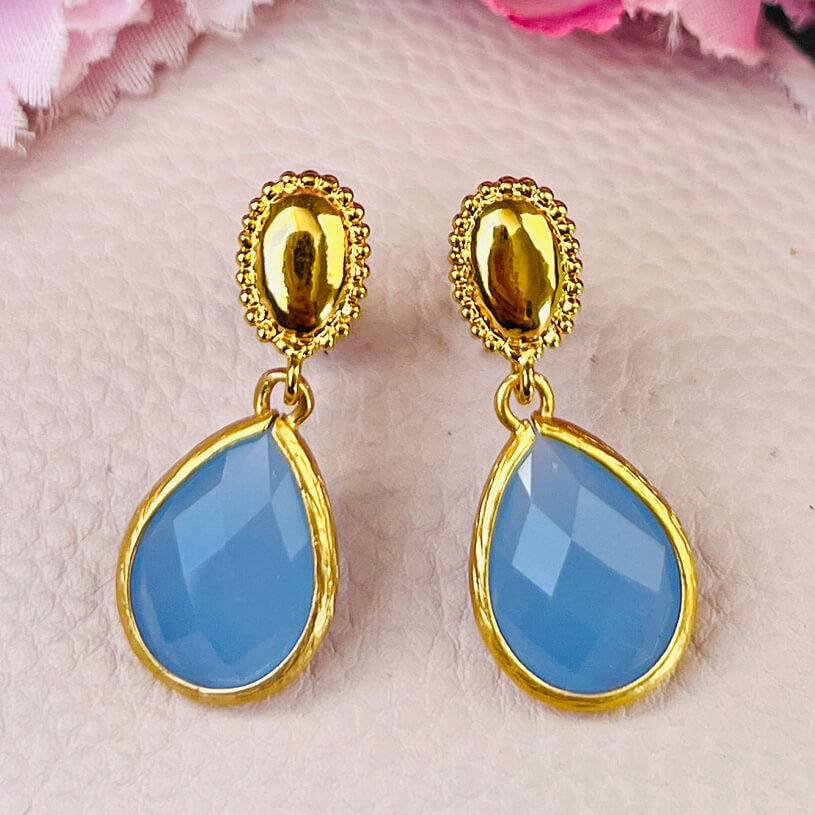 SchwesterSchwester Eleganter vergoldeter Ohrstecker mit kleinem Tropfen in Zartblau