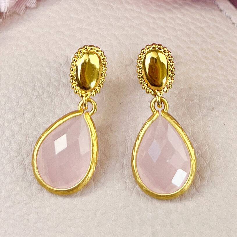 SchwesterSchwester Eleganter vergoldeter Ohrstecker mit kleinem Tropfen in Zartrosa