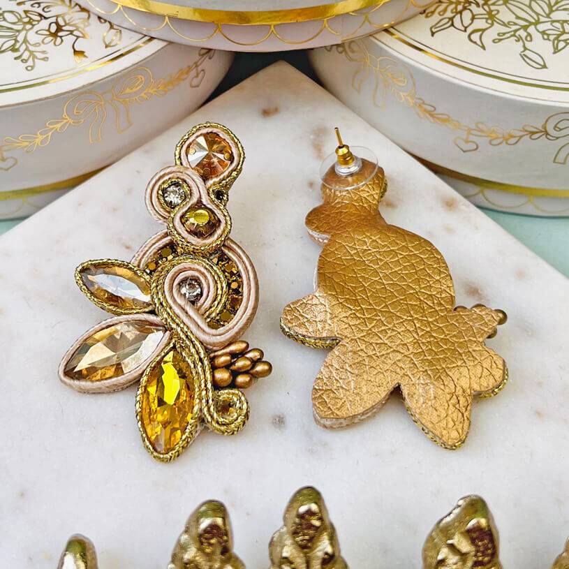 SchwesterSchwester Extravagante Soutache-Ohrstecker In Champagner Und Gold