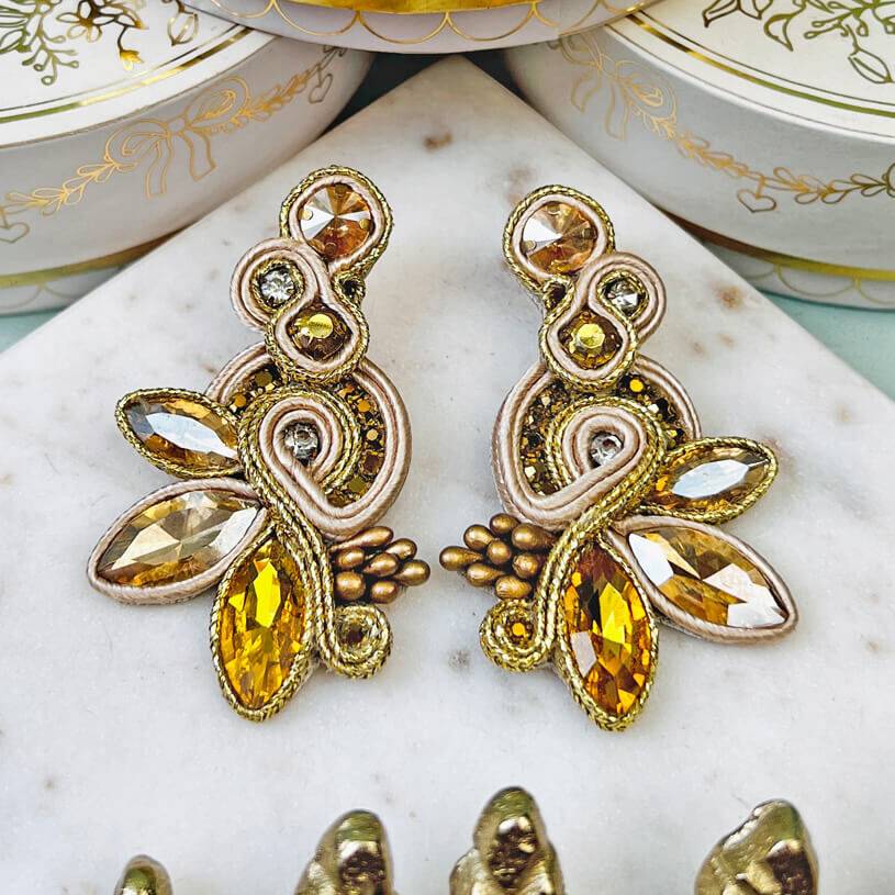 SchwesterSchwester Extravagante Soutache-Ohrstecker in Champagner und Gold
