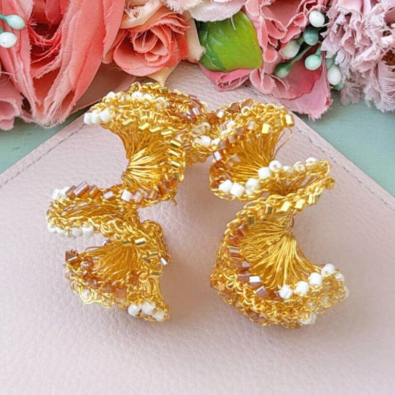 SchwesterSchwester Extravagante Statement-Ohrringe Aus Goldfarbenen Drähten Und Perlen