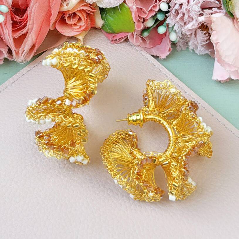 SchwesterSchwester Extravagante Statement-Ohrringe aus goldfarbenen Drähten und Perlen