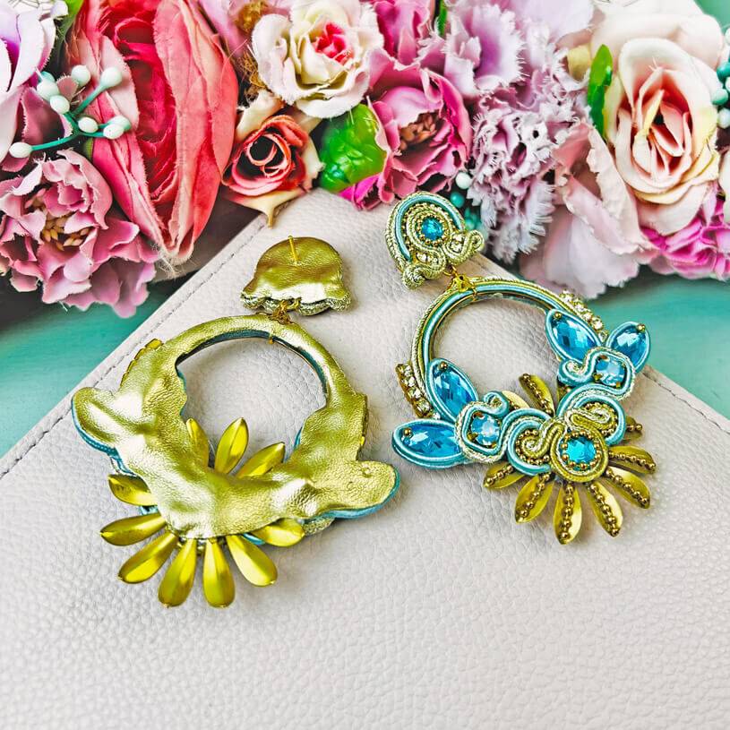 SchwesterSchwester Filigrane Soutache-Ohrringe In Zarten Hellblautönen Mit Gold