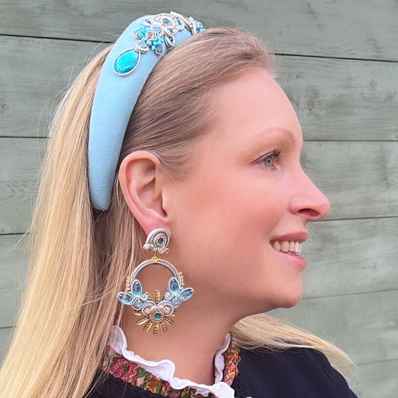 SchwesterSchwester Filigrane Soutache-Ohrringe In Zarten Hellblautönen Mit Gold