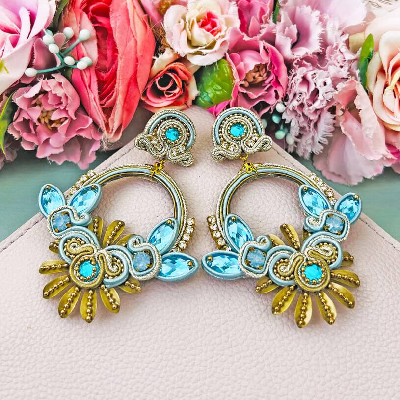 SchwesterSchwester Filigrane Soutache-Ohrringe in zarten Hellblautönen mit Gold