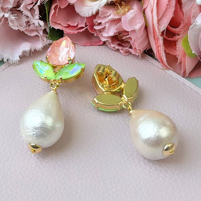 SchwesterSchwester Funkelnde Ohrringe In Rosa Und Hellgrün Mit Federleichten Baumwolltropfen