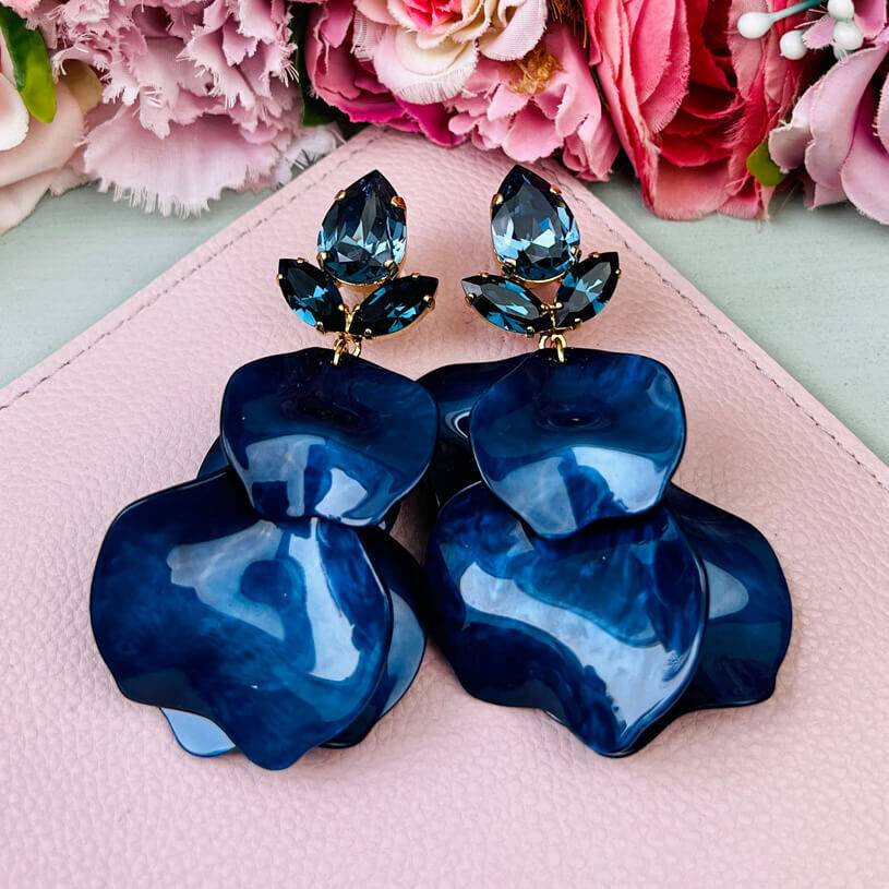 SchwesterSchwester Funkelnde Ohrringe mit dunkelblauen Glas-Kristallen und Blütenblättern