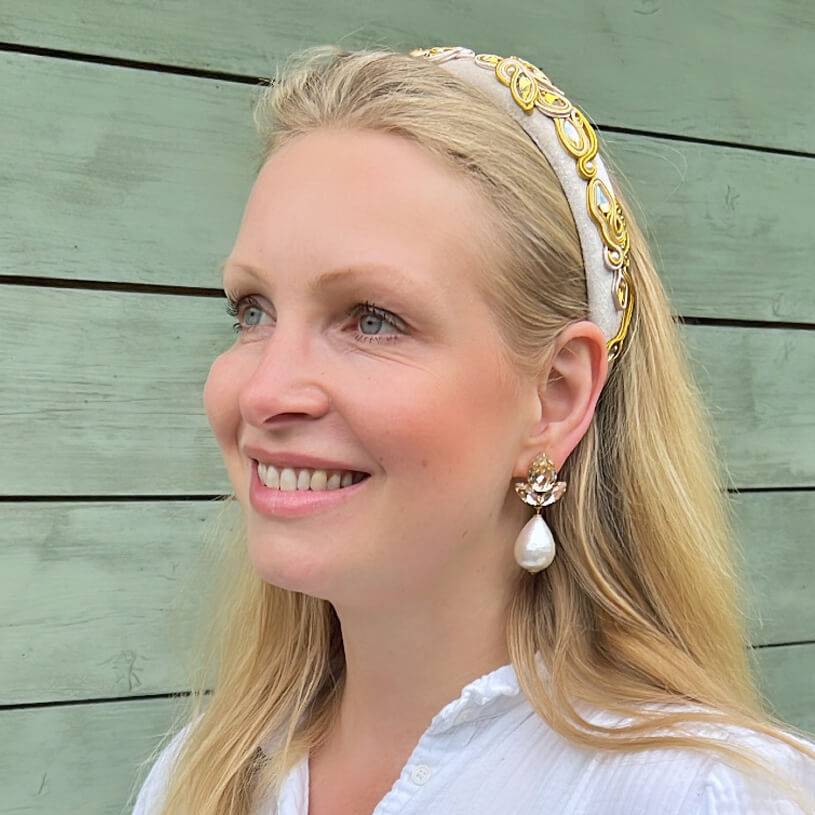 SchwesterSchwester Funkelnde Ohrstecker In Champagner Mit Federleichten Baumwolltropfen