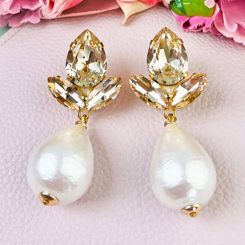 SchwesterSchwester Funkelnde Ohrstecker in Champagner mit federleichten Baumwolltropfen