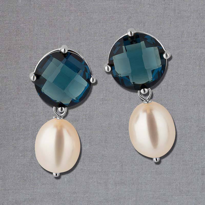 SchwesterSchwester Funkelnde Ohrstecker in Dunkelblau mit edler Süßwasserperle in Silberfarben von Janne v. d. Heide