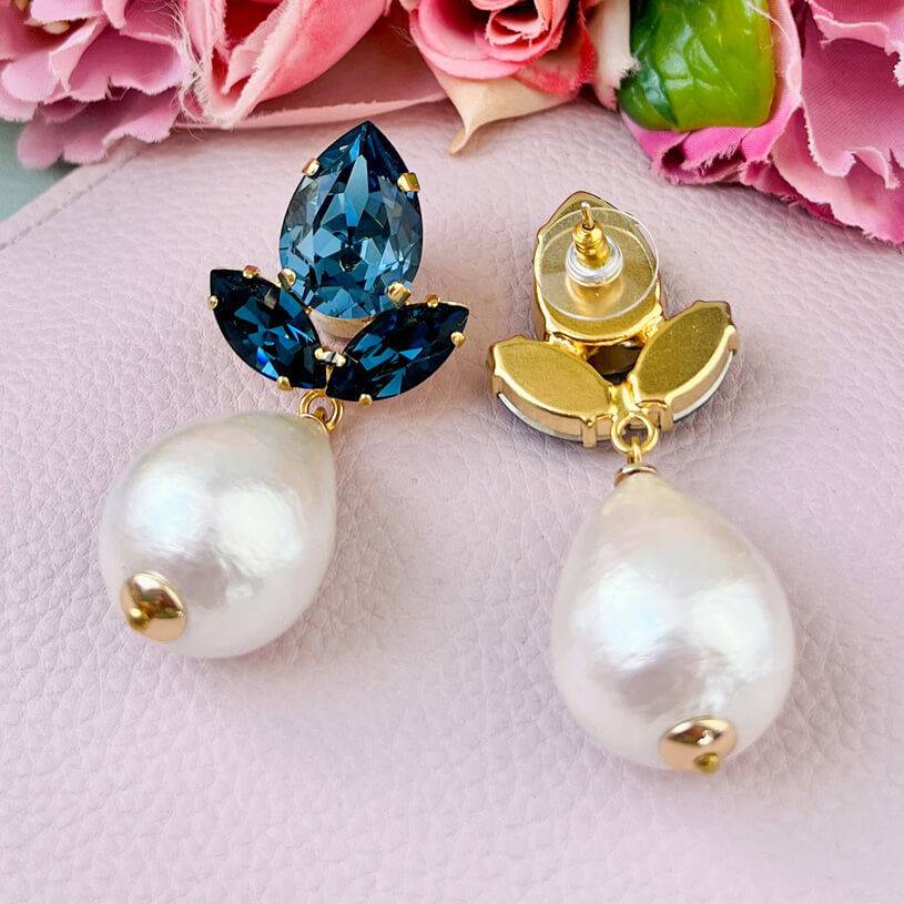 SchwesterSchwester Funkelnde Ohrstecker In Dunkelblau Mit Federleichten Baumwolltropfen