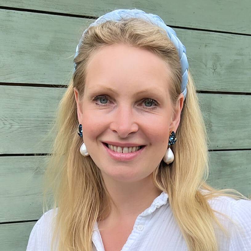 SchwesterSchwester Funkelnde Ohrstecker In Dunkelblau Mit Federleichten Baumwolltropfen