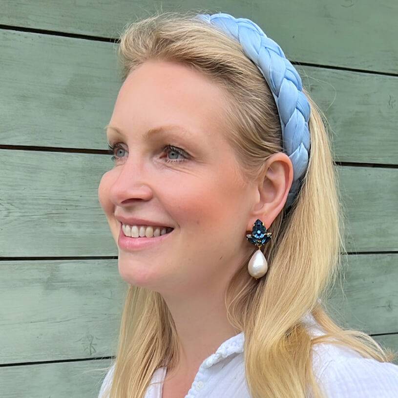 SchwesterSchwester Funkelnde Ohrstecker In Dunkelblau Mit Federleichten Baumwolltropfen