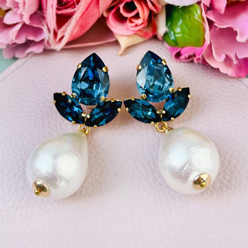 SchwesterSchwester Funkelnde Ohrstecker in Dunkelblau mit federleichten Baumwolltropfen