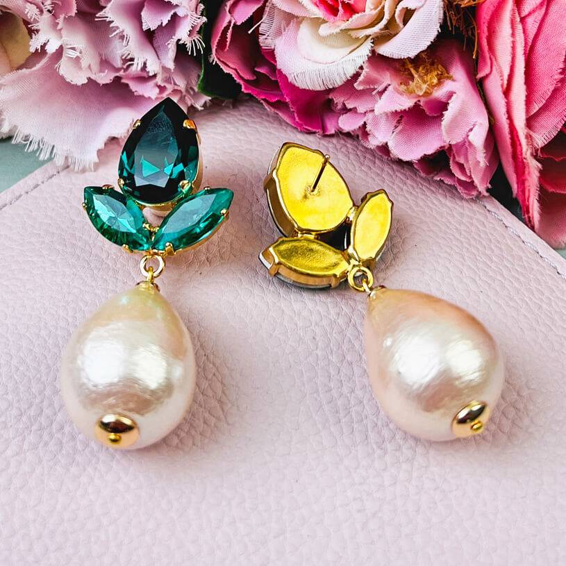 SchwesterSchwester Funkelnde Ohrstecker In Dunkelgrün Mit Federleichten Baumwolltropfen