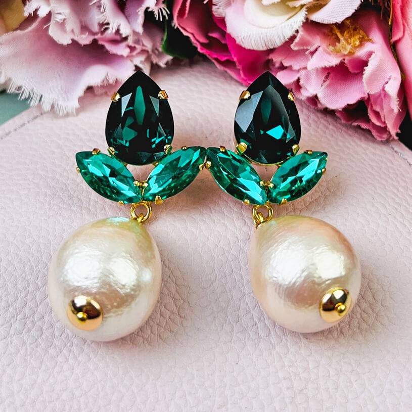 SchwesterSchwester Funkelnde Ohrstecker in Dunkelgrün mit federleichten Baumwolltropfen