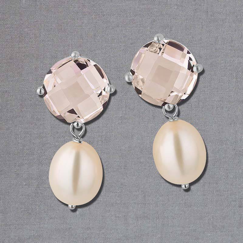 SchwesterSchwester Funkelnde Ohrstecker in Hellrosa mit edler Süßwasserperle in Silberfarben von Janne v. d. Heide