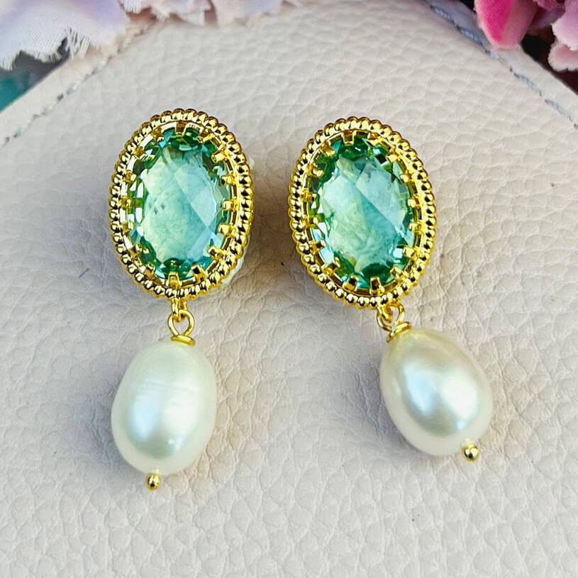 SchwesterSchwester Funkelnde Ohrstecker in Lindgrün mit edler Süßwasserperle