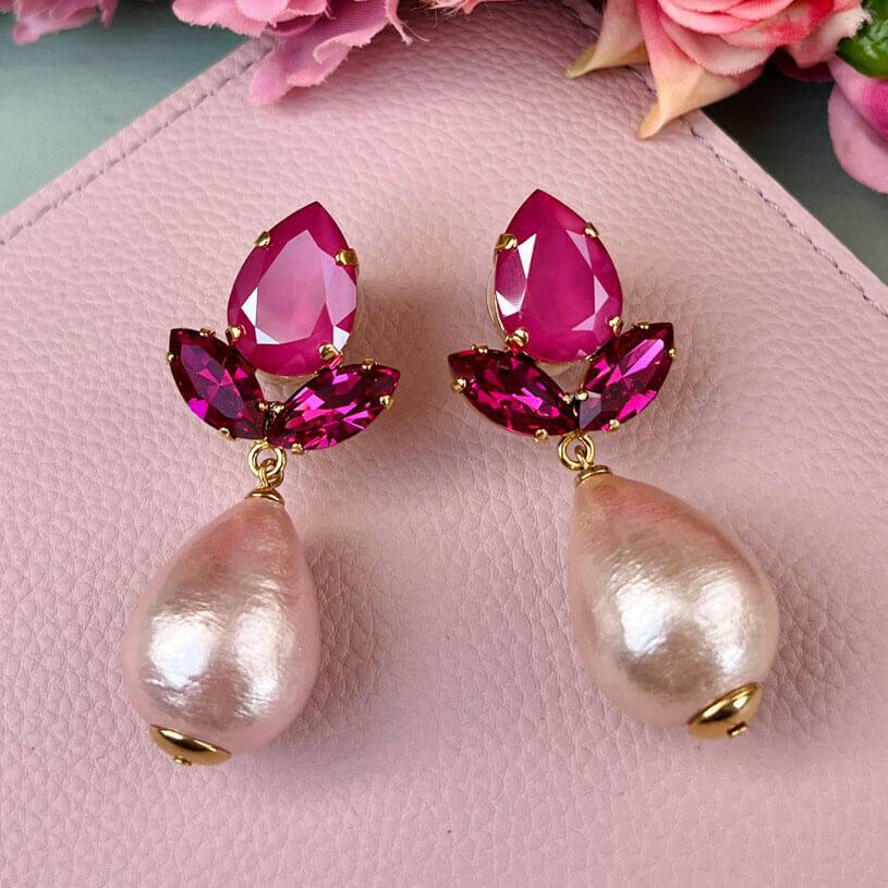 SchwesterSchwester Funkelnde Ohrstecker In Pink Mit Federleichten Baumwolltropfen Von AmuseToi