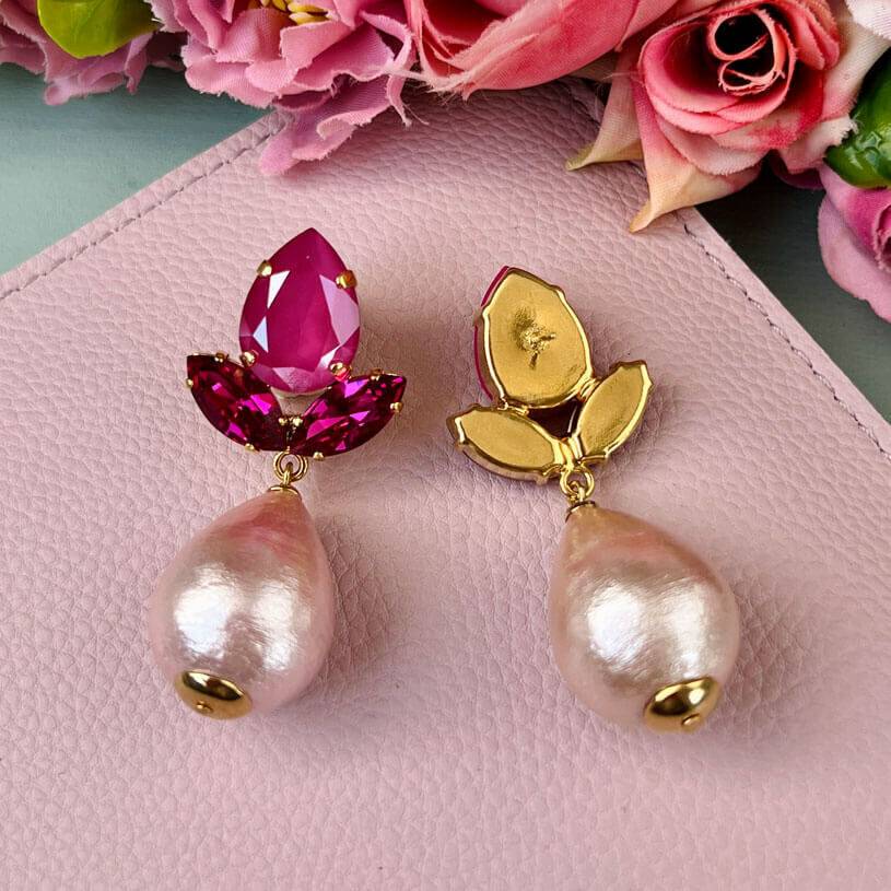 SchwesterSchwester Funkelnde Ohrstecker In Pink Mit Federleichten Baumwolltropfen Von AmuseToi