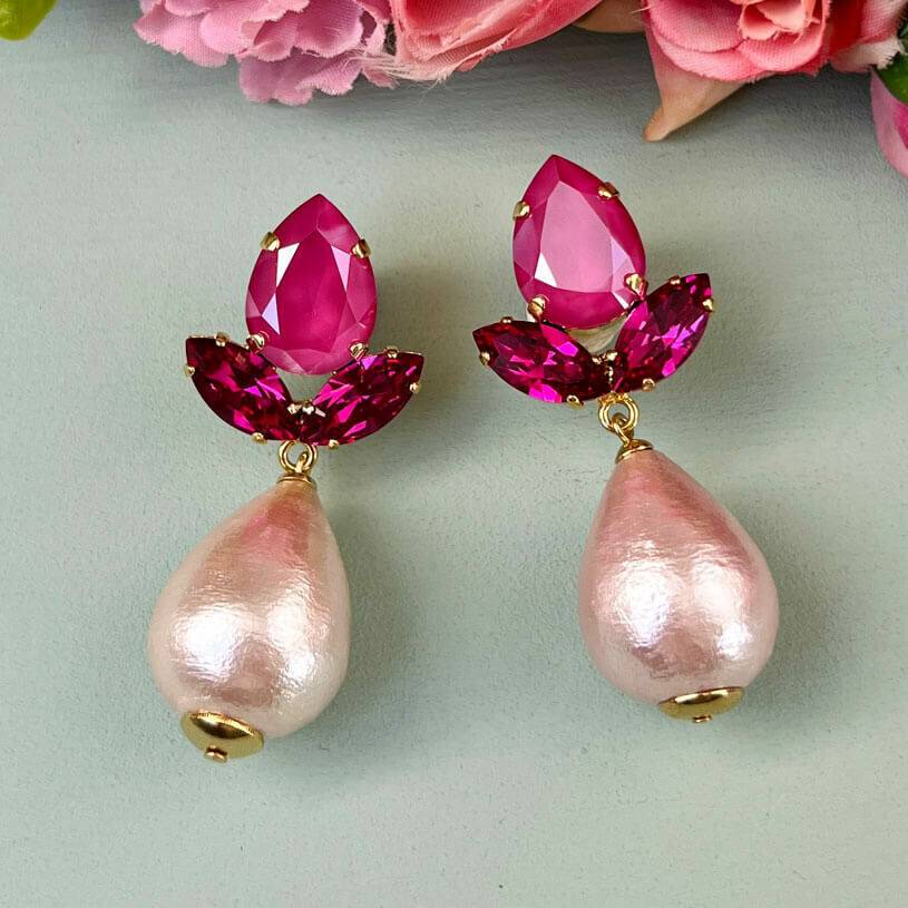 SchwesterSchwester Funkelnde Ohrstecker in Pink mit federleichten Baumwolltropfen von AmuseToi