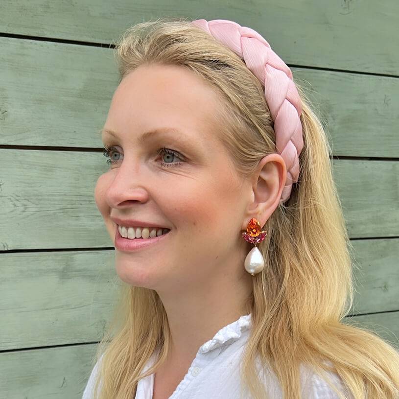 SchwesterSchwester Funkelnde Ohrstecker In Pink Und Orange Mit Federleichten Baumwolltropfen