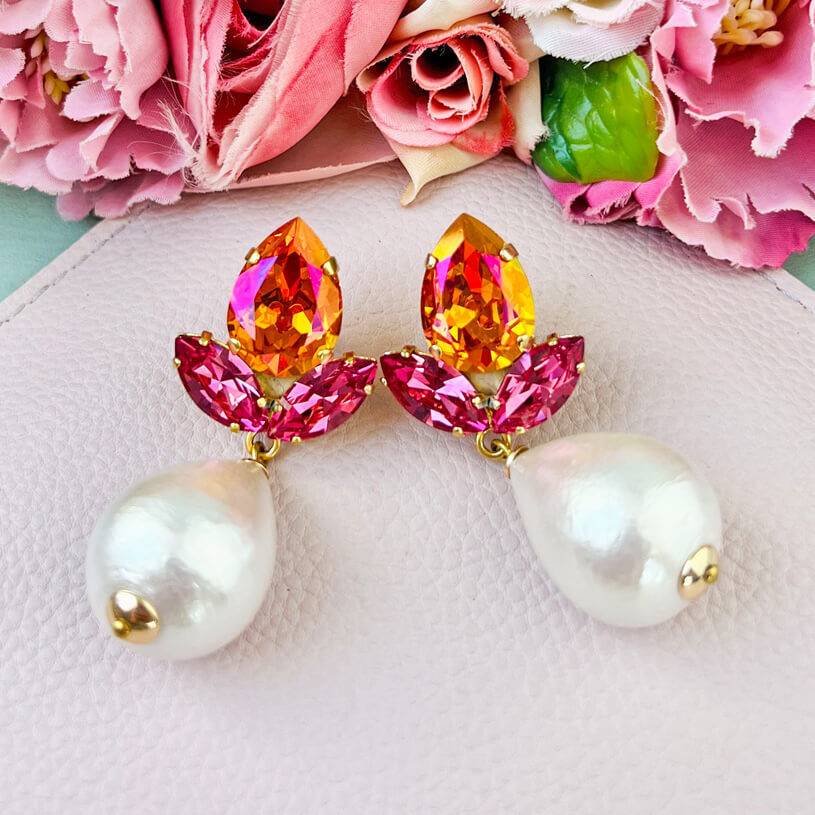 SchwesterSchwester Funkelnde Ohrstecker in Pink und Orange mit federleichten Baumwolltropfen