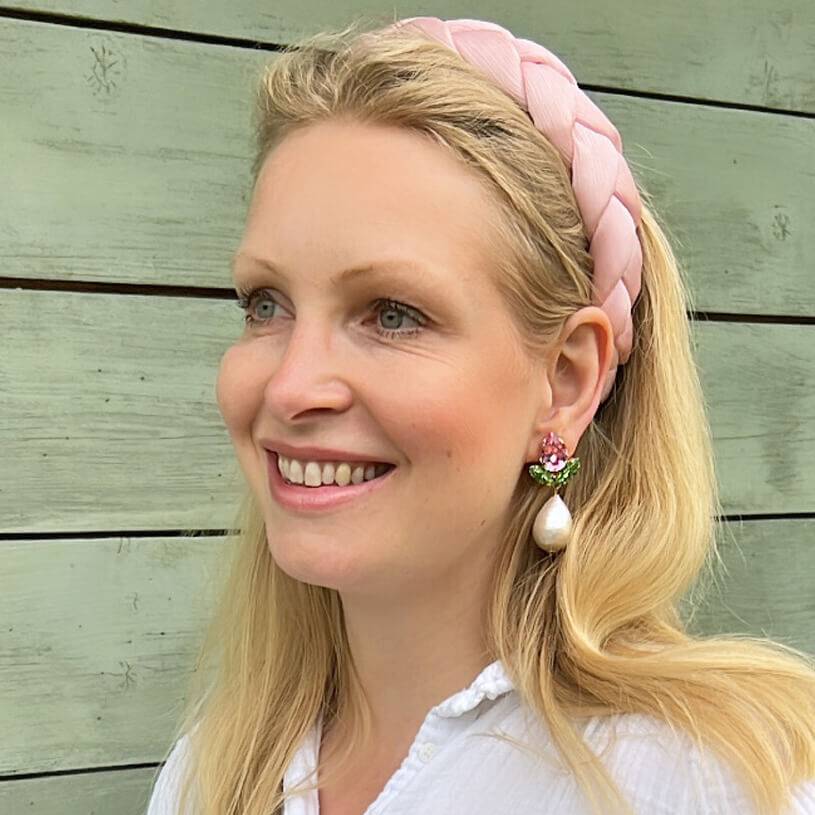 SchwesterSchwester Funkelnde Ohrstecker In Rosa Und Grün Mit Federleichten Baumwolltropfen