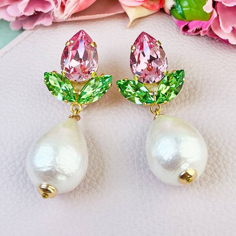 SchwesterSchwester Funkelnde Ohrstecker in Rosa und Grün mit federleichten Baumwolltropfen