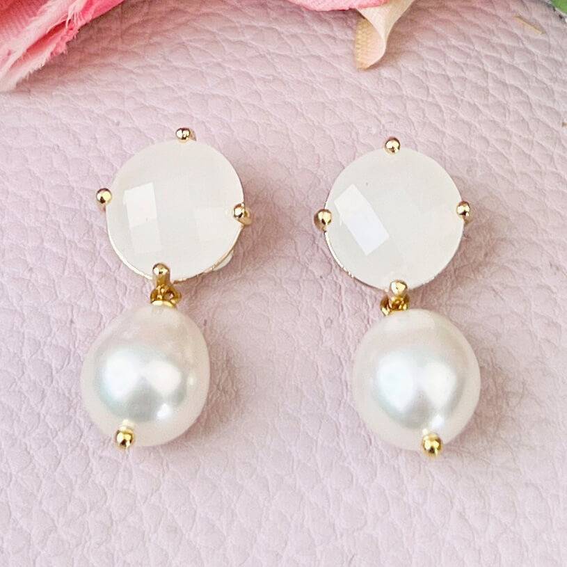 SchwesterSchwester Funkelnde Ohrstecker in Weiß mit edler Süßwasserperle von Janne v. d. Heide