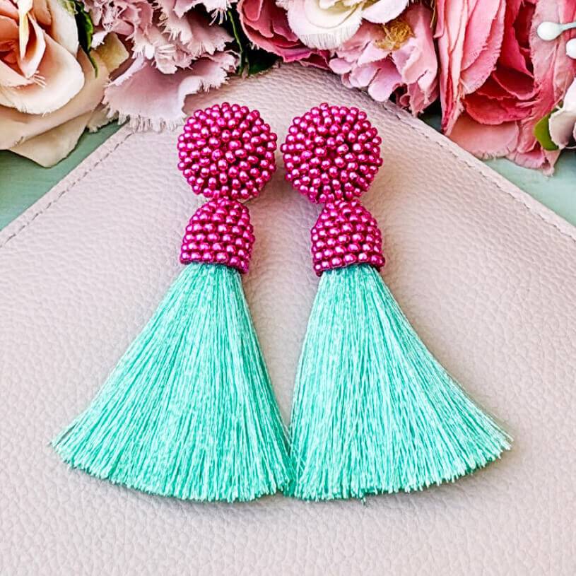SchwesterSchwester Funkelnde Perlen-Quastenohrringe in Metallic Pink und hellem Türkis