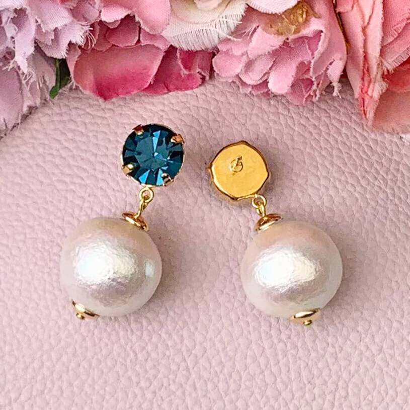 SchwesterSchwester Funkelnde Runde Ohrstecker In Dunkelblau Mit Federleichten Baumwollkugel