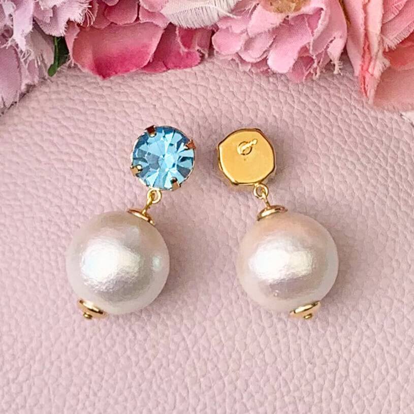 SchwesterSchwester Funkelnde Runde Ohrstecker In Hellblau Mit Federleichten Baumwollkugel