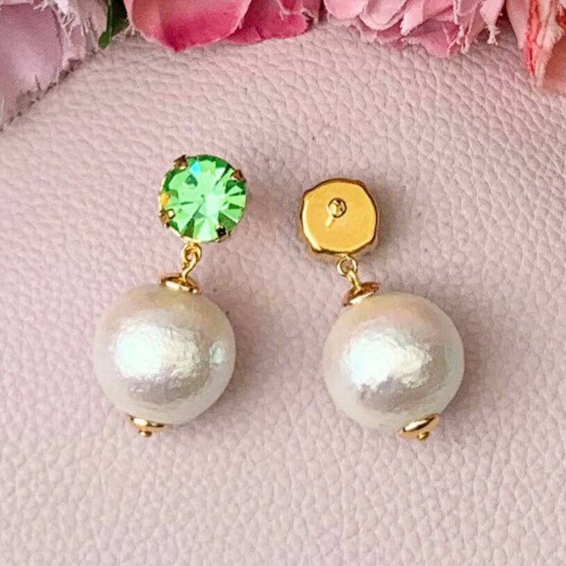 SchwesterSchwester Funkelnde Runde Ohrstecker In Hellgrün Mit Federleichten Baumwollkugel