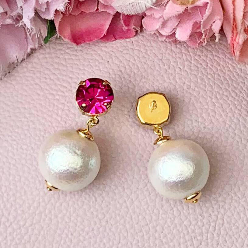 SchwesterSchwester Funkelnde Runde Ohrstecker In Pink Mit Federleichten Baumwollkugel