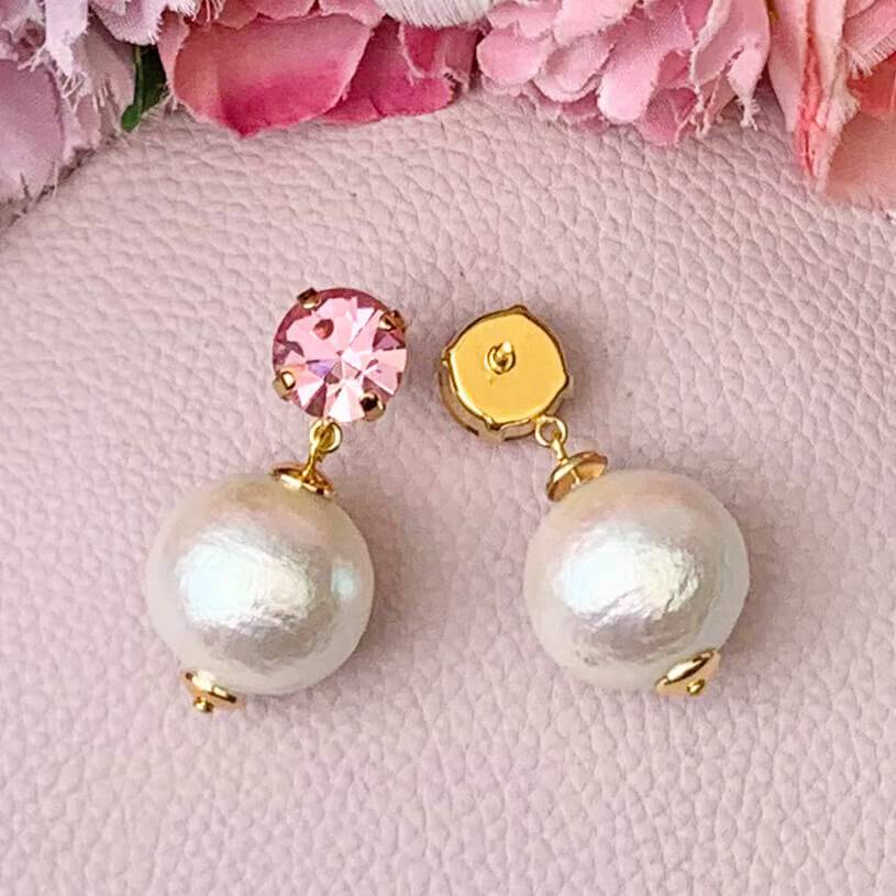 SchwesterSchwester Funkelnde Runde Ohrstecker In Rosa Mit Federleichten Baumwollkugel