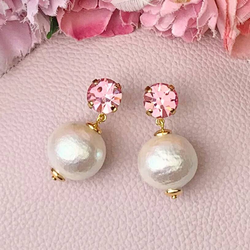 SchwesterSchwester Funkelnde runde Ohrstecker in Rosa mit federleichten Baumwollkugel