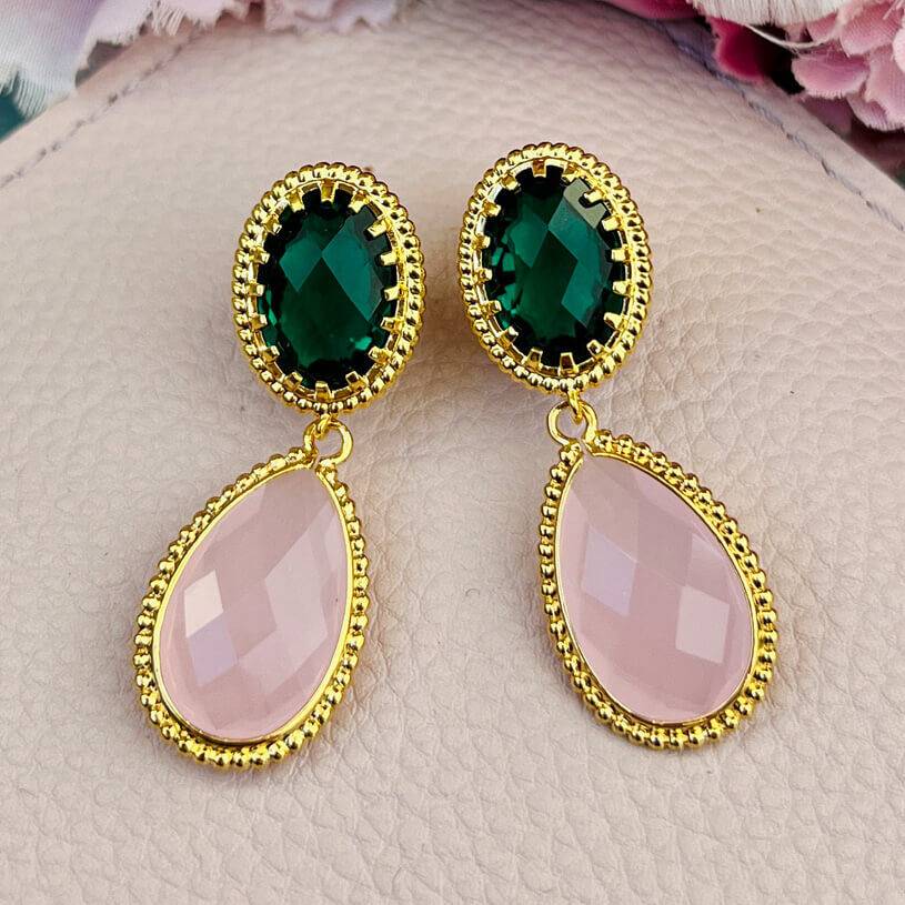 SchwesterSchwester Funkelnde Tropfenohrringe in Dunkelgrün und Zartrosa SchwesterSchwester Funkelnde Tropfenohrringe in Dunkelgrün und Zartrosa