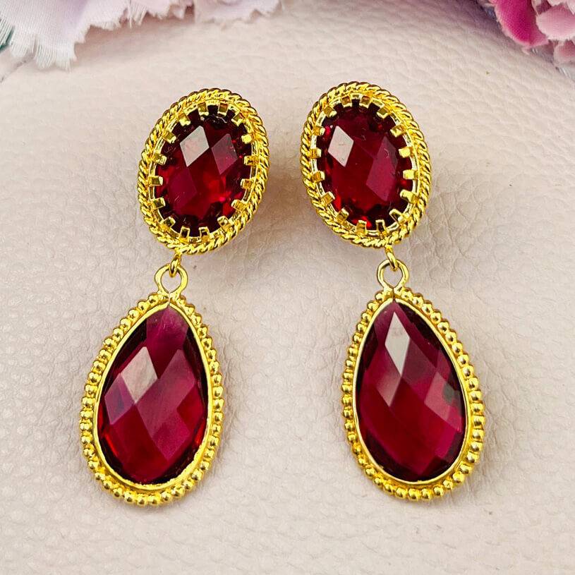 SchwesterSchwester Funkelnde Tropfenohrringe in Rubinrot