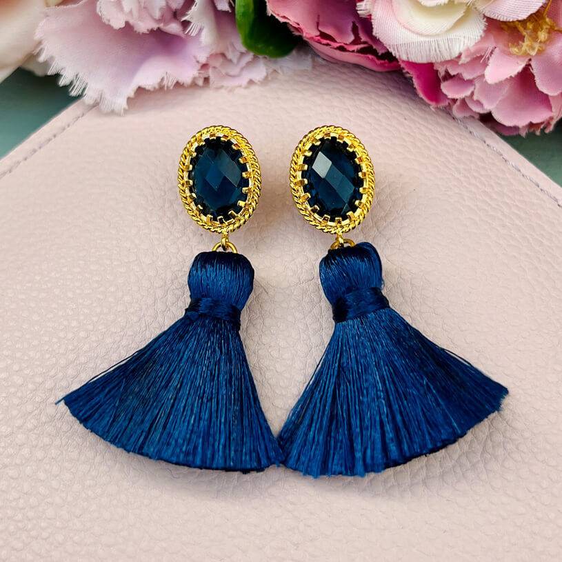 SchwesterSchwester Funkelnde vergoldete Quastenohrringe in Marineblau von Janne v. d. Heide