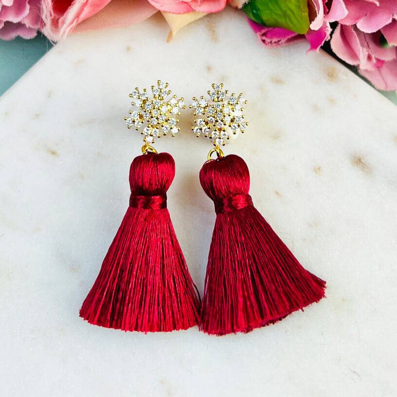 SchwesterSchwester Funkelnder Schneeflocken-Ohrstecker mit Steinen und roter Quaste