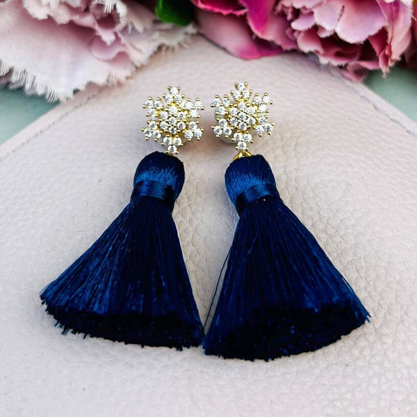 SchwesterSchwester Funkelnder Schneeflocken-Ohrstecker mit Steinen und dunkelblauer Quaste