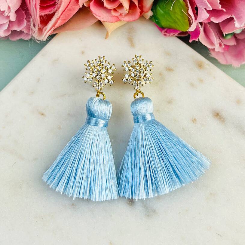 SchwesterSchwester Funkelnder Schneeflocken-Ohrstecker mit Steinen und hellblauer Quaste