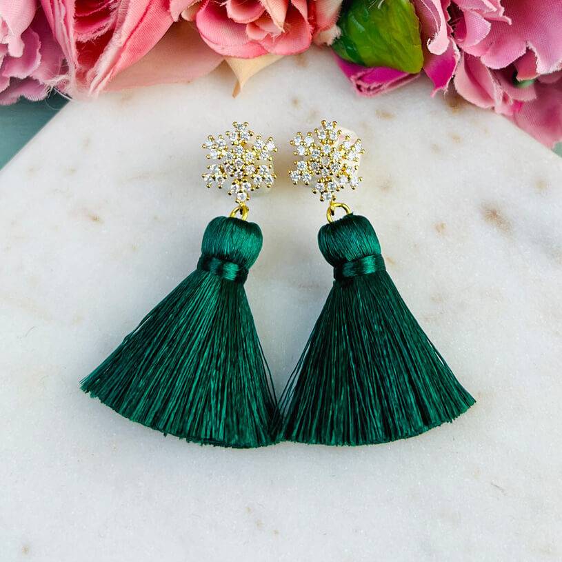 SchwesterSchwester Funkelnder Schneeflocken-Ohrstecker mit Steinen und dunkelgrüner Quaste