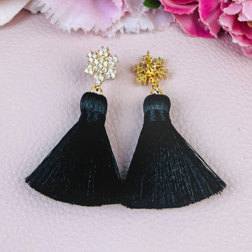 SchwesterSchwester Funkelnder Schneeflocken-Ohrstecker Mit Steinen Und Schwarzer Quaste